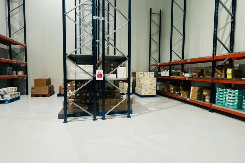 F&B warehouse in Birkat Al Awamer